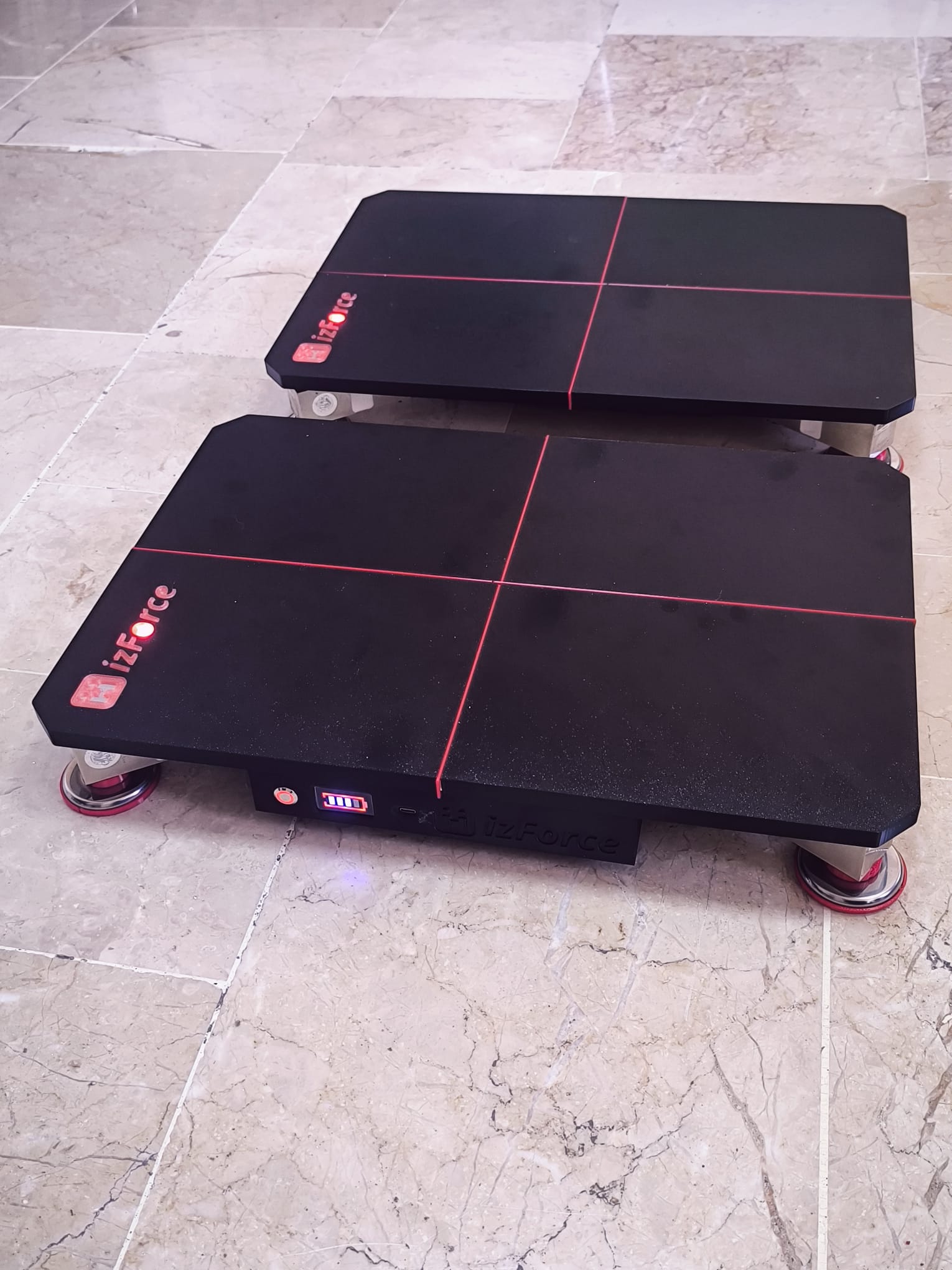 Yan yana konumlandırılmış iki izForce kuvvet platformu