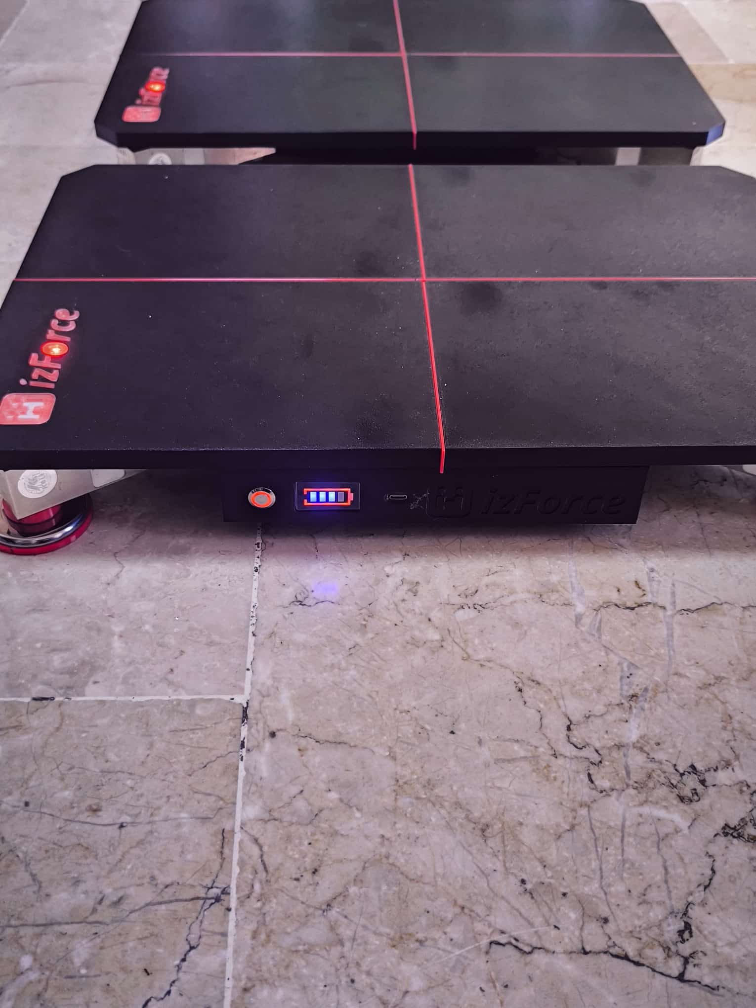izForce güç düğmesi, pil göstergesi ve bağlantı paneli detayı
