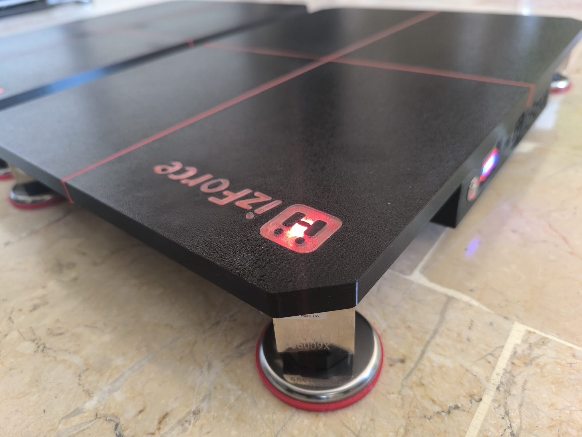 izForce platformunun kenar detayı, durum ışığı ve izolasyon ayağı