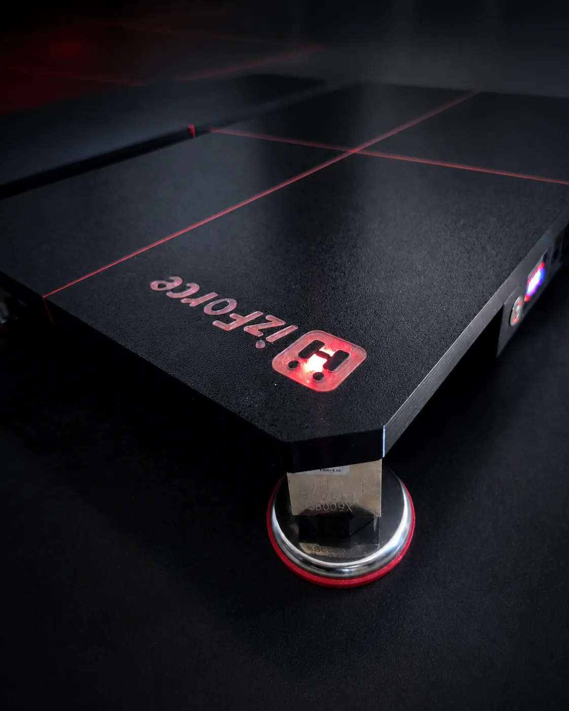 izForce platformunun kenarında kırmızı ölçüm çizgileri ve aydınlatılmış izForce logosu