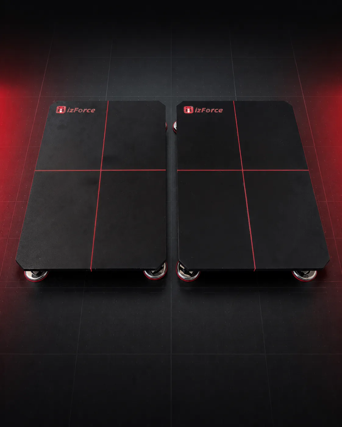 Simetrik yerleştirilmiş iki izForce platformunun kırmızı ölçüm çizgileriyle üstten görünümü